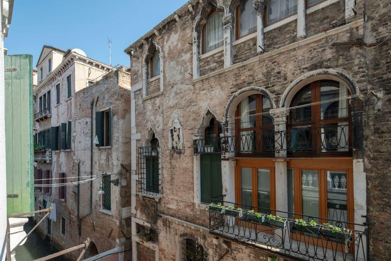Ponte Raspi Canal View * Venise